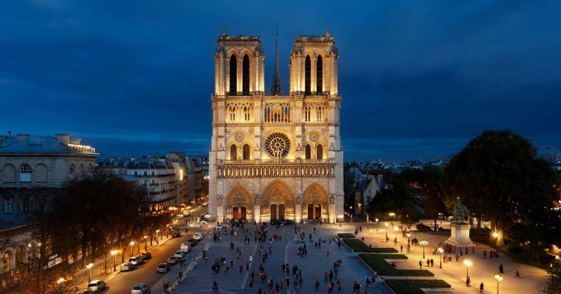 Façade de la Cathédrale Notre-Dame de Paris en reconstruction, symbolisant la résilience et l'histoire du quartier